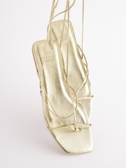 Gold - Signature Flache Sandalen aus Leder mit Knöchelriemen - Bild 9 von 9