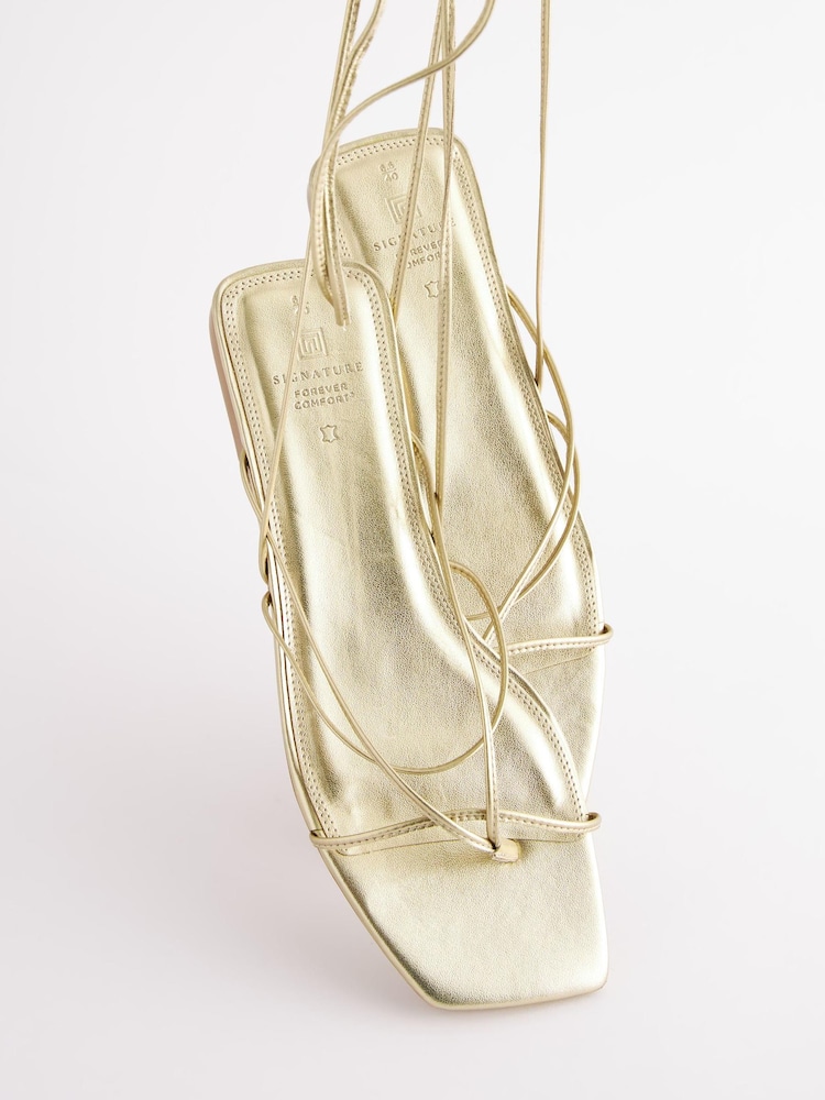 Gold - Signature Flache Sandalen aus Leder mit Knöchelriemen - Bild 9 von 9 Gold - Signature Flache Sandalen aus Leder mit Knöchelriemen - Bild 9 von 9