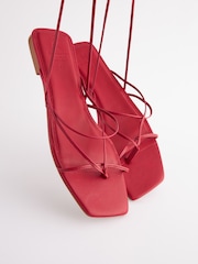 Rot - Signature Flache Sandalen aus Leder mit Knöchelriemen - Bild 5 von 9