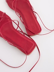 Rot - Signature Flache Sandalen aus Leder mit Knöchelriemen - Bild 6 von 9