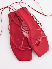 Rot - Signature Flache Sandalen aus Leder mit Knöchelriemen - Bild 7 von 9