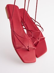 Rot - Signature Flache Sandalen aus Leder mit Knöchelriemen - Bild 8 von 9