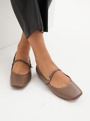 Taupe - Signature Leather Flache Spangenschuhe aus Leder - Bild 1 von 7