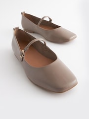 Taupe - Signature Leather Flache Spangenschuhe aus Leder - Bild 6 von 7