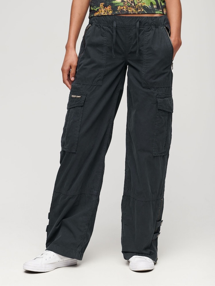 Blau - Superdry Wide-Leg-Cargohose mit niedrigem Bund - Bild 1 von 3 Blau - Superdry Wide-Leg-Cargohose mit niedrigem Bund - Bild 1 von 3