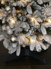 White 6ft Pre Lit Pre Decorated Pop Up Snowy Christmas Tree - Image 3 of 3