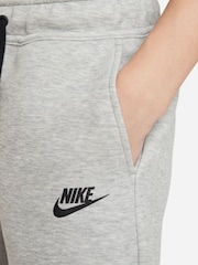 Gris oscuro jaspeado - Pantalones cortos de polar Tech de Nike - Imagen 2 de 5