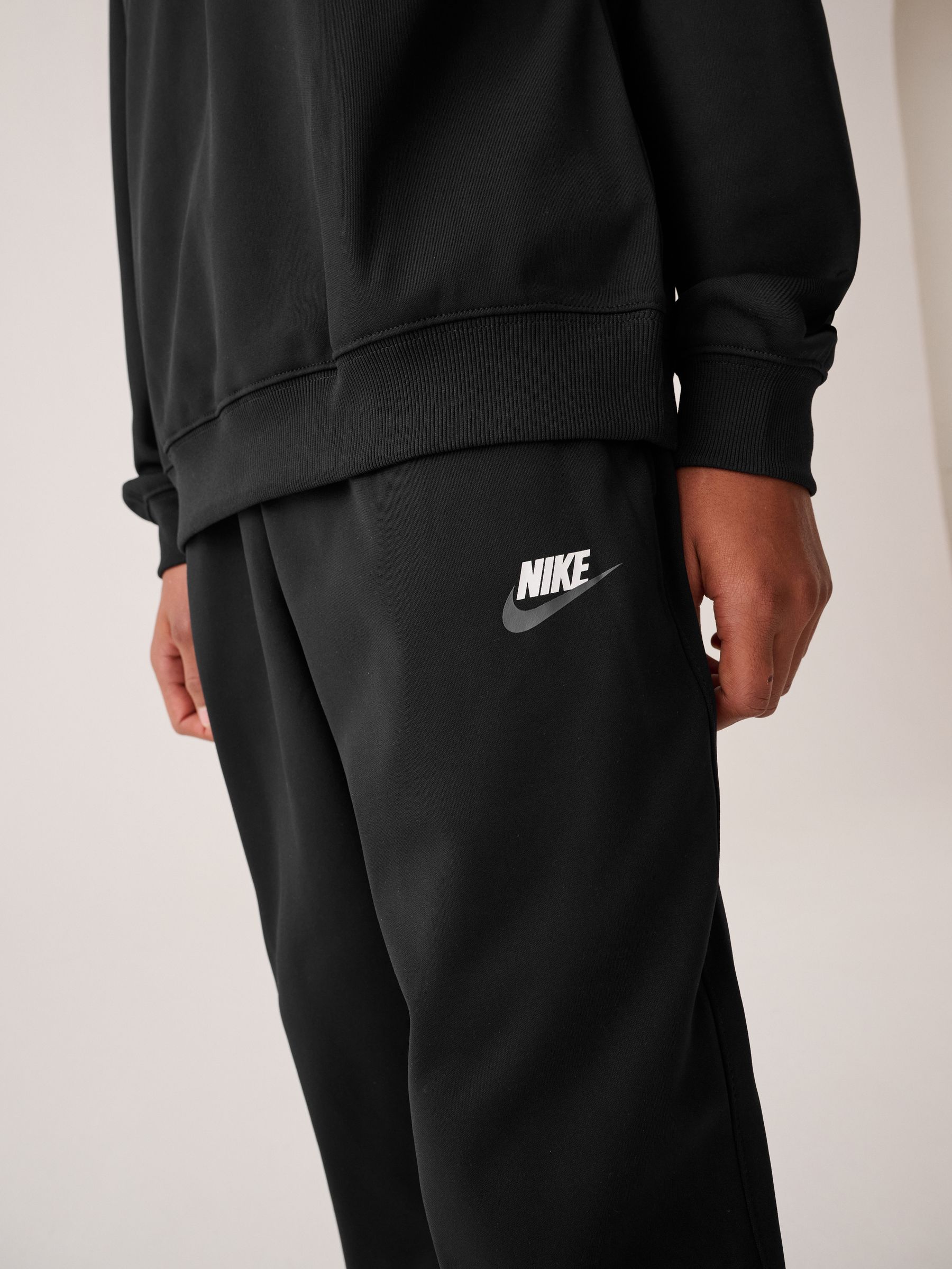 Przeglądaj Czarny - Dres Nike Sportswear z Next Polska