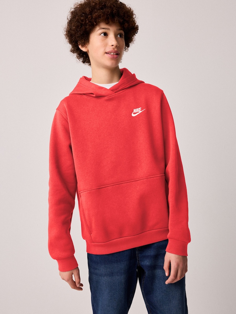 Rojo universidad - Sudadera con capucha de polar estilo pulóver Club de Nike - Imagen 1 de 4 Rojo universidad - Sudadera con capucha de polar estilo pulóver Club de Nike - Imagen 1 de 4