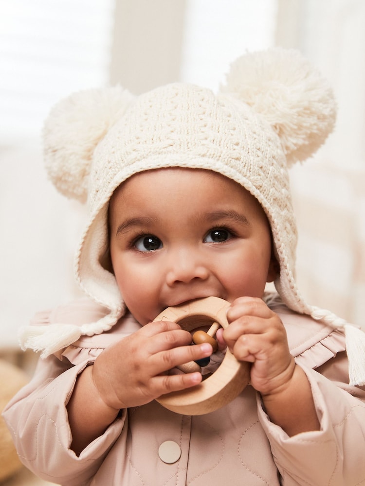 Cream - Double Pom dojenček kapa z zaščito za ušesa klobuki in kape; pokrivala (0mths-2yrs) - Slika 1 iz 3 Cream - Double Pom dojenček kapa z zaščito za ušesa klobuki in kape; pokrivala (0mths-2yrs) - Slika 1 iz 3