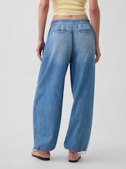 Medium wassing - Gap Mid Rise UltraSoft Pull On Cuffed Barrel Jeans - Afbeelding 2 van 4