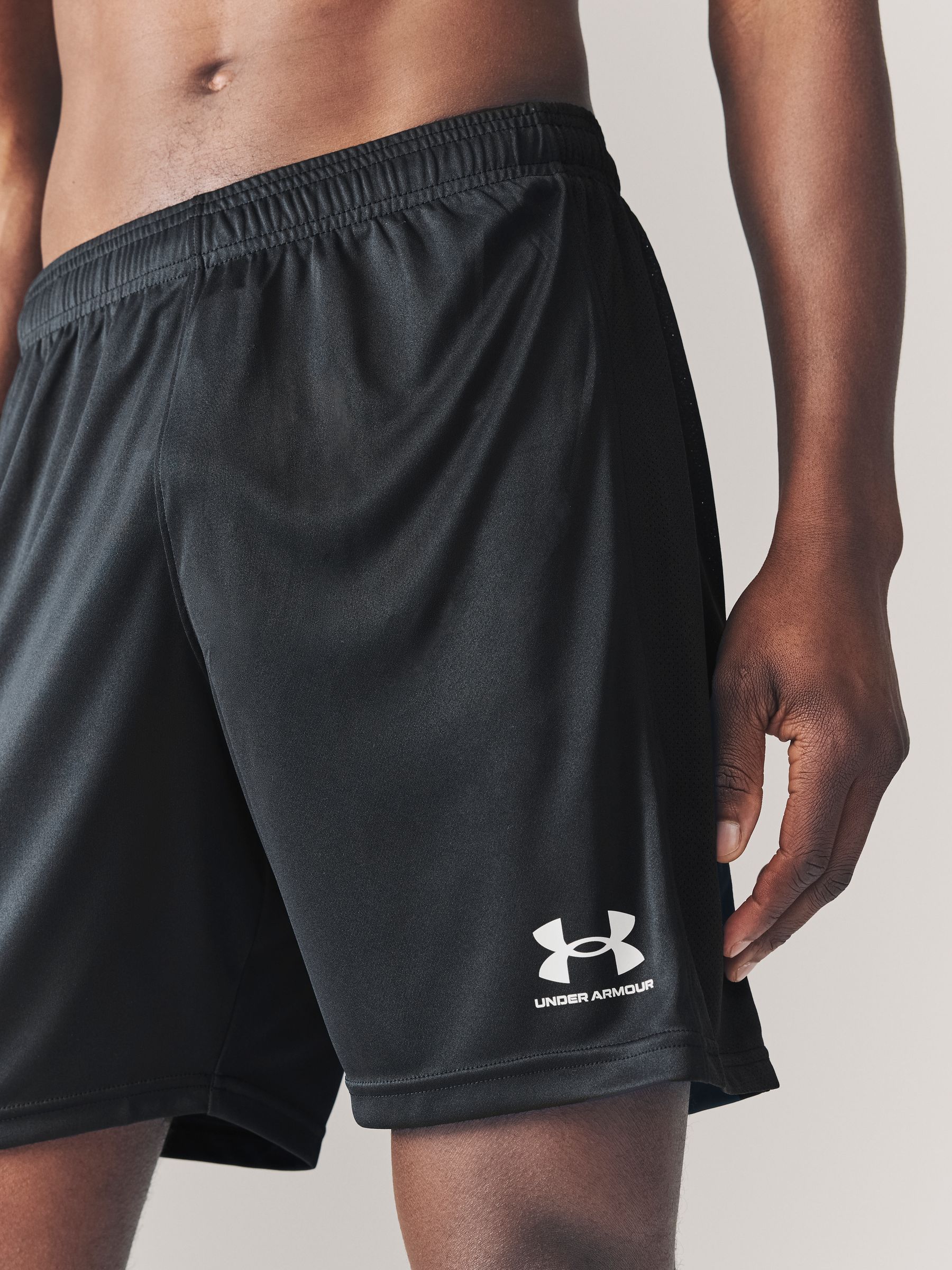 Satın al Siyah/Beyaz - Under Armour Challenger Örgü Şort Next