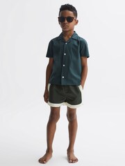 ירוק בקבוק/בז׳ - בגד ים עם שרוך הידוק בצבע מנוגד של Reiss דגם Surf - תמונה 3 מתוך 6