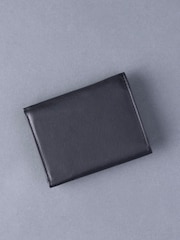 أسود - محفظة جلد بطيَّة ثلاثية من Lakeland Leather - صورة 2 من 5
