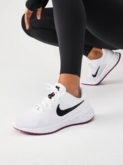 Bela/črna - Tekaški športni copati Nike Revolution 6 - Slika 1 iz 6