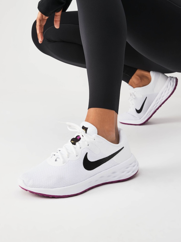 Bela/črna - Tekaški športni copati Nike Revolution 6 - Slika 1 iz 6