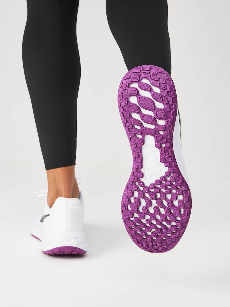 Bela/črna - Tekaški športni copati Nike Revolution 6 - Slika 2 iz 6