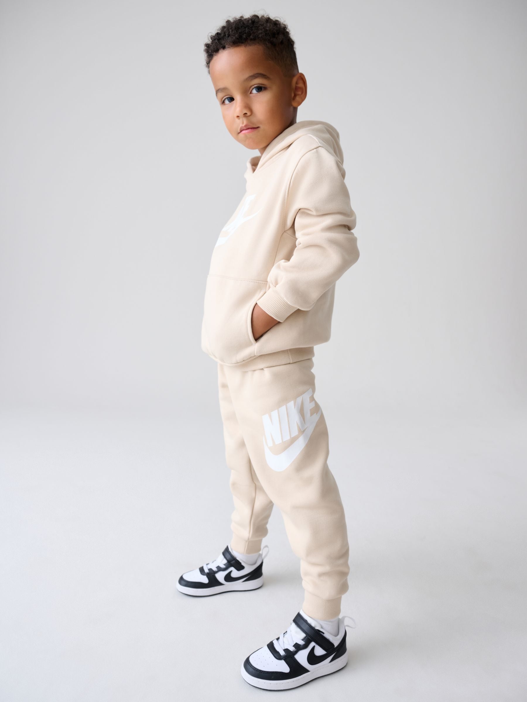 Cumpără Cream - Trening din fleece pentru copii mici Nike Club