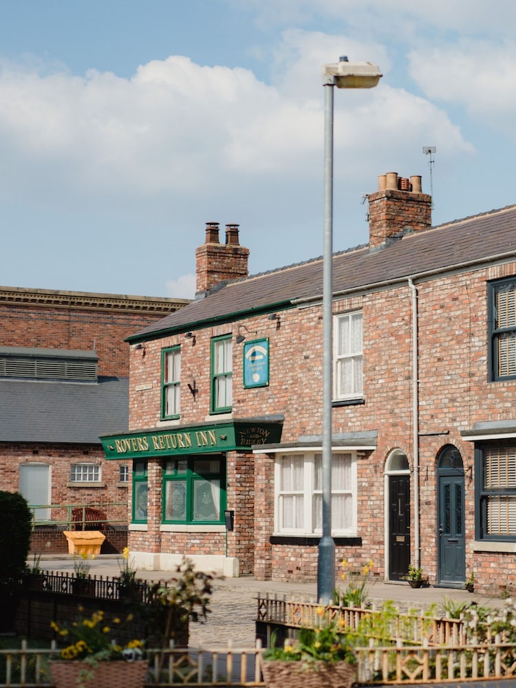 Virgin Experience Days Coronation Street: The Tour for Two - Image 1 of 4