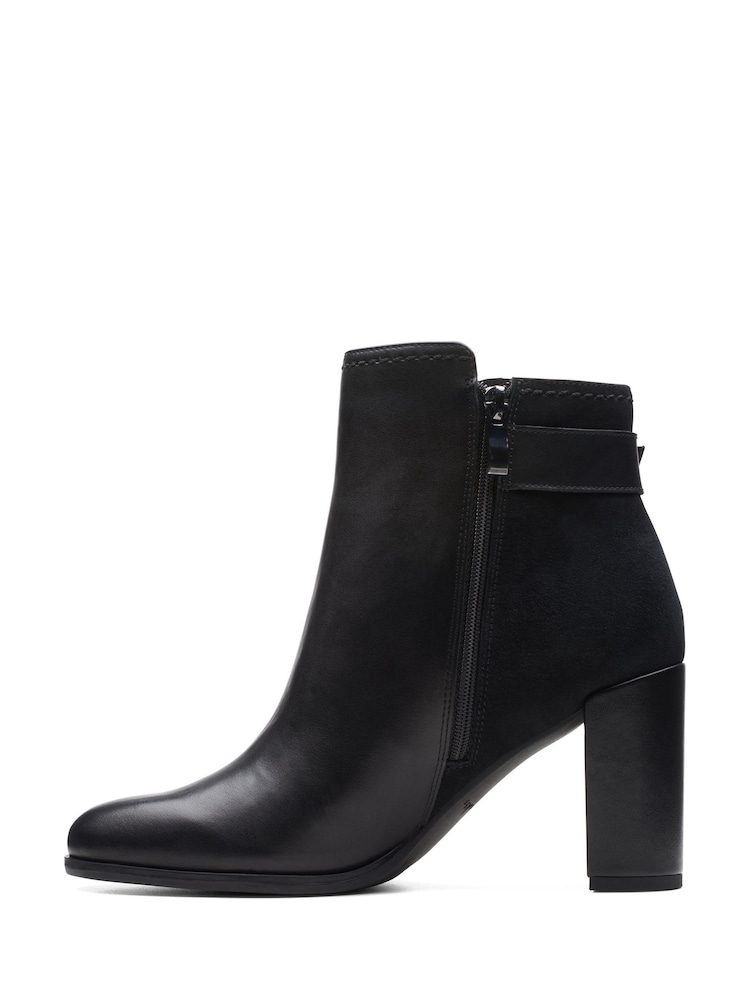 Schwarz - Clarks Karamell Freva85 Veloursleder Stiefel mit Schnalle - Bild 2 von 7 Schwarz - Clarks Karamell Freva85 Veloursleder Stiefel mit Schnalle - Bild 2 von 7
