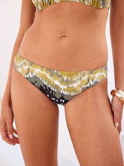 Knüpfbatik, Grün - Bikinihose mit hohem Beinausschnitt - Bild 1 von 6