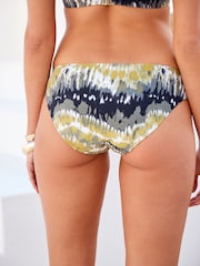 Knüpfbatik, Grün - Bikinihose mit hohem Beinausschnitt - Bild 2 von 6