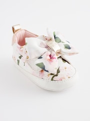 Baker By Ted Baker Baby Weiße Turnschuhe für Mädchen mit geblümter Organzaschleife​​​​​​​ - Bild 1 von 6