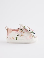 Baker By Ted Baker Baby Weiße Turnschuhe für Mädchen mit geblümter Organzaschleife​​​​​​​ - Bild 2 von 6