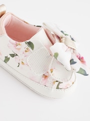 Baker By Ted Baker Baby Weiße Turnschuhe für Mädchen mit geblümter Organzaschleife​​​​​​​ - Bild 3 von 6