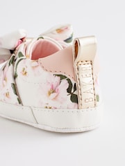 Baker By Ted Baker Baby Weiße Turnschuhe für Mädchen mit geblümter Organzaschleife​​​​​​​ - Bild 5 von 6