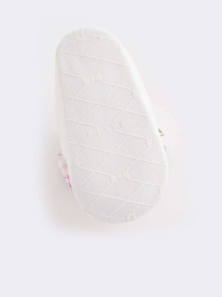 Baker By Ted Baker Baby Weiße Turnschuhe für Mädchen mit geblümter Organzaschleife​​​​​​​ - Bild 6 von 6