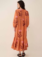 Vestido a media pierna con estampado floral botánico de algodón seersucker con pinzas East Maisie - Imagen 2 de 6