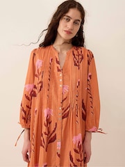 Vestido a media pierna con estampado floral botánico de algodón seersucker con pinzas East Maisie - Imagen 3 de 6