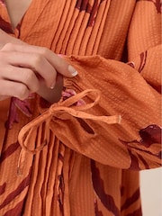 Vestido a media pierna con estampado floral botánico de algodón seersucker con pinzas East Maisie - Imagen 4 de 6