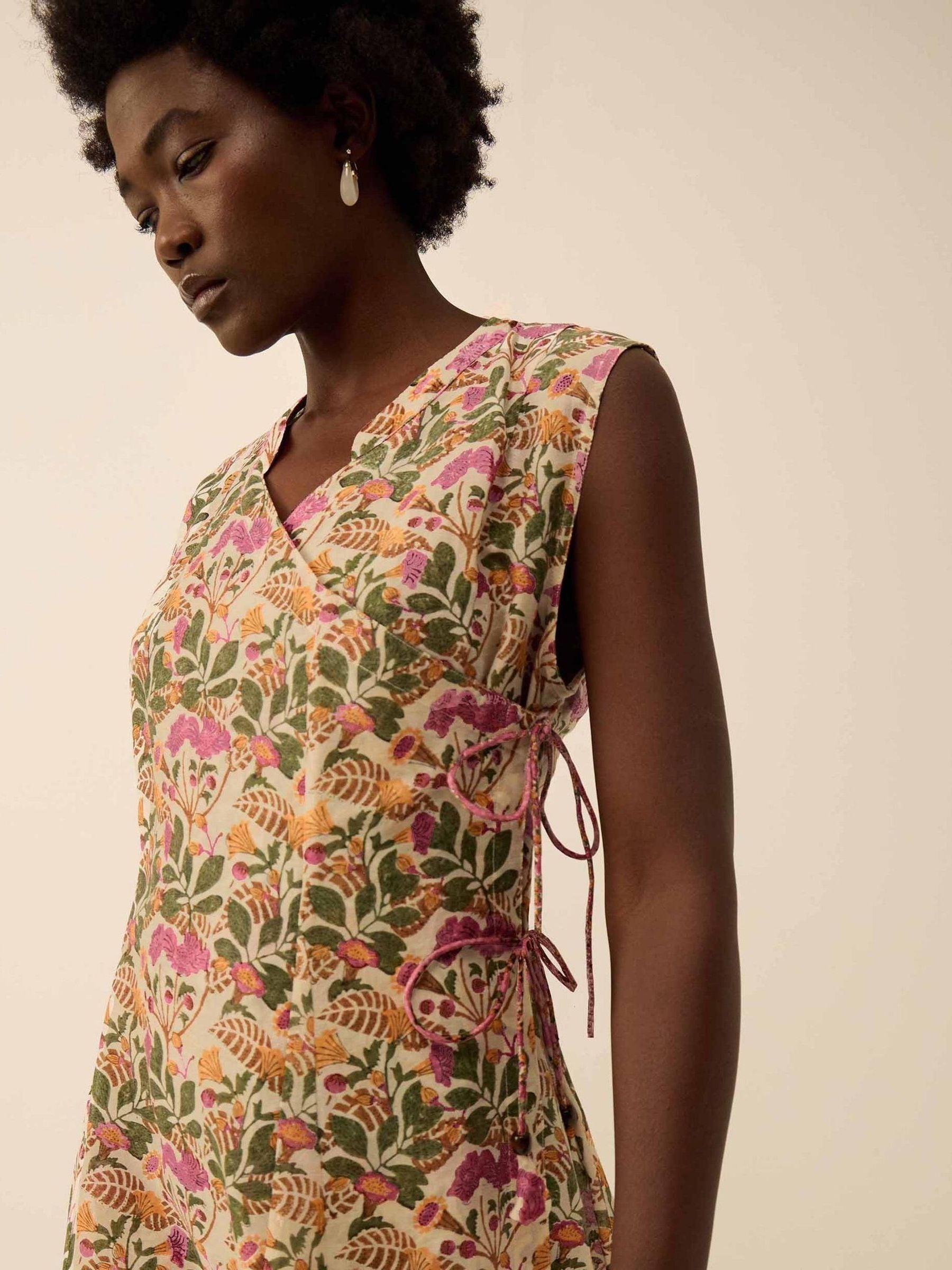 Comprar Vestido midi envelope East Aurelie com estampado botânico