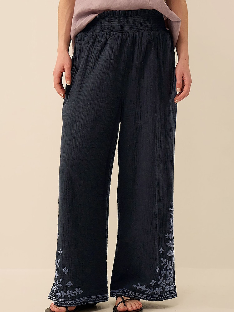 Pantalones de pernera recta de algodón de tejido arrugado con estampado floral bordado a mano Carita de East - Imagen 1 de 4 Pantalones de pernera recta de algodón de tejido arrugado con estampado floral bordado a mano Carita de East - Imagen 1 de 4
