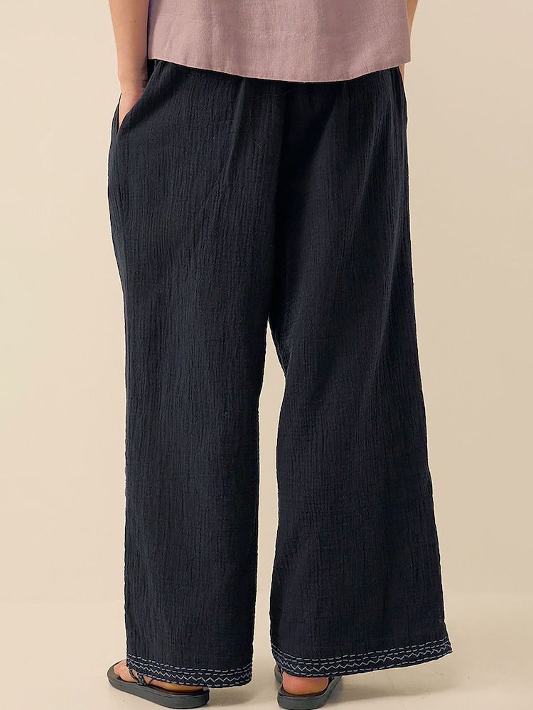 Pantalones de pernera recta de algodón de tejido arrugado con estampado floral bordado a mano Carita de East - Imagen 2 de 4 Pantalones de pernera recta de algodón de tejido arrugado con estampado floral bordado a mano Carita de East - Imagen 2 de 4