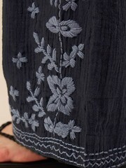 Pantalones de pernera recta de algodón de tejido arrugado con estampado floral bordado a mano Carita de East - Imagen 4 de 4