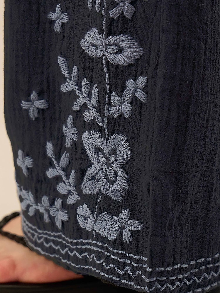 Pantalones de pernera recta de algodón de tejido arrugado con estampado floral bordado a mano Carita de East - Imagen 4 de 4 Pantalones de pernera recta de algodón de tejido arrugado con estampado floral bordado a mano Carita de East - Imagen 4 de 4
