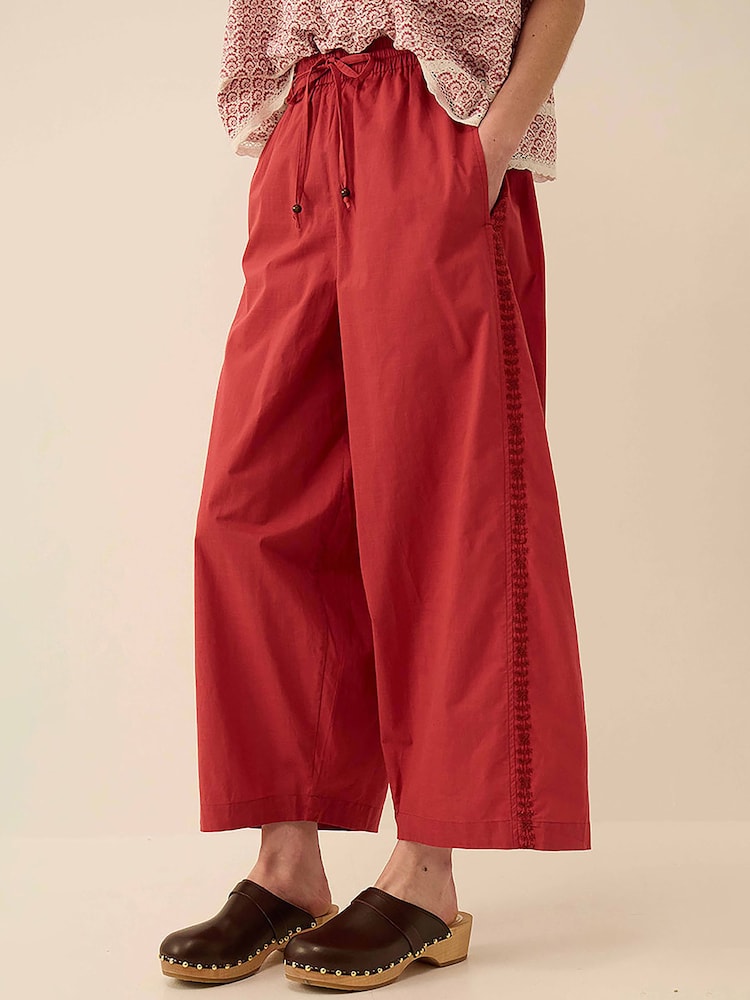 Pantalones barrel relajados de algodón texturizado con bordados Irina de East - Imagen 2 de 5 Pantalones barrel relajados de algodón texturizado con bordados Irina de East - Imagen 2 de 5