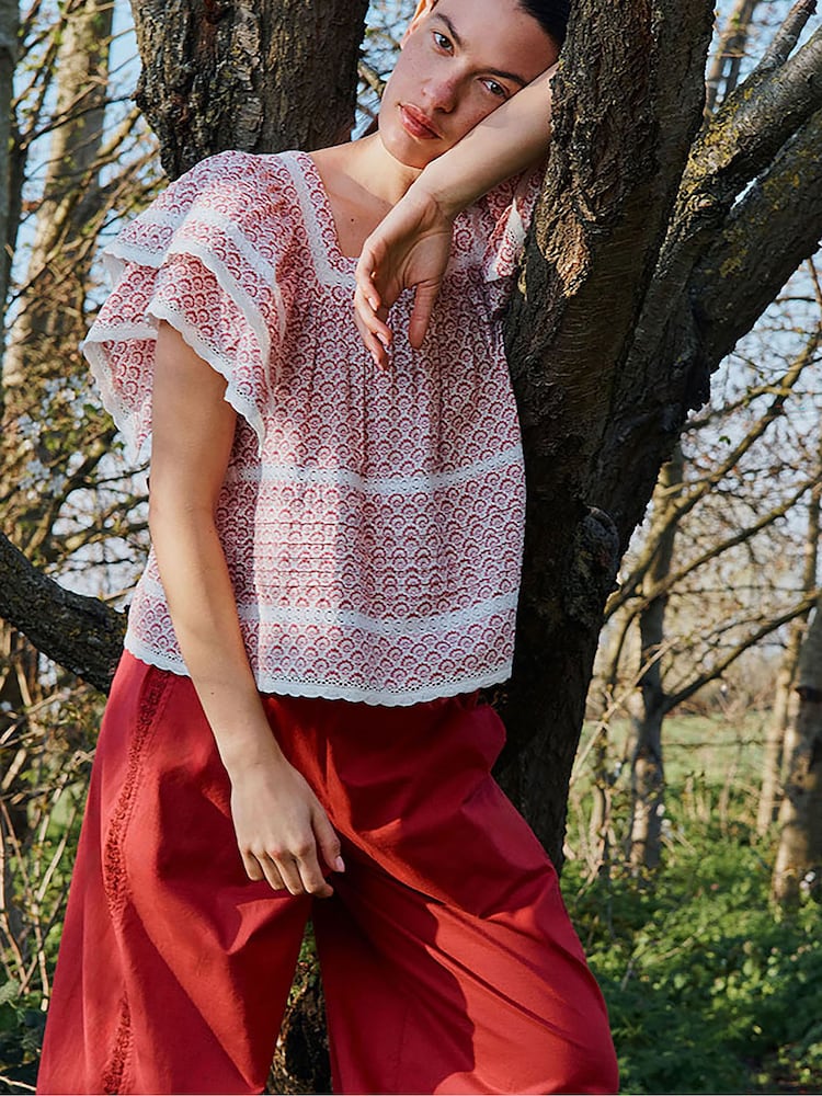 Top con encaje floral estampado a mano de East Alina - Imagen 5 de 5