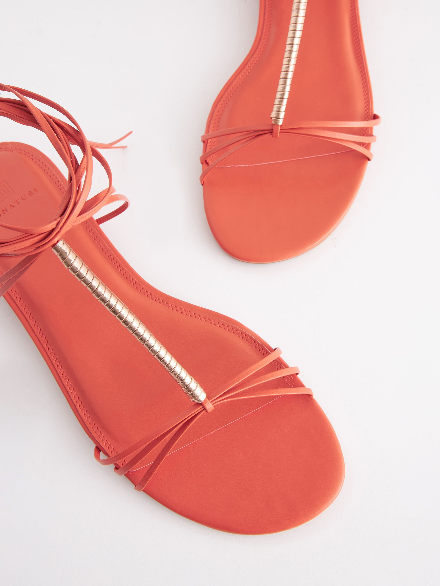 Acheter Orange Sandales plates a lanieres en cuir Signature avec details enveloppants metallises from Next Luxembourg