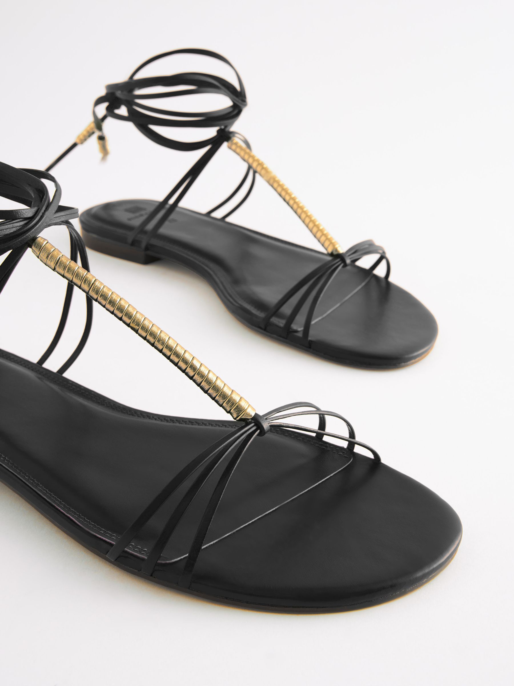 Acheter Noir Sandales plates a lanieres en cuir Signature avec details enveloppants metallises from Next Luxembourg