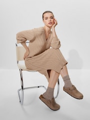 Kamelbraun - Pulloverkleid aus Rippstrick mit V-Ausschnitt - Bild 1 von 6