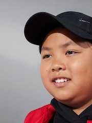 Negro - Gorra desestructurada para niños con logotipo metálico con tecnología Dri-FIT de Nike - Imagen 2 de 5