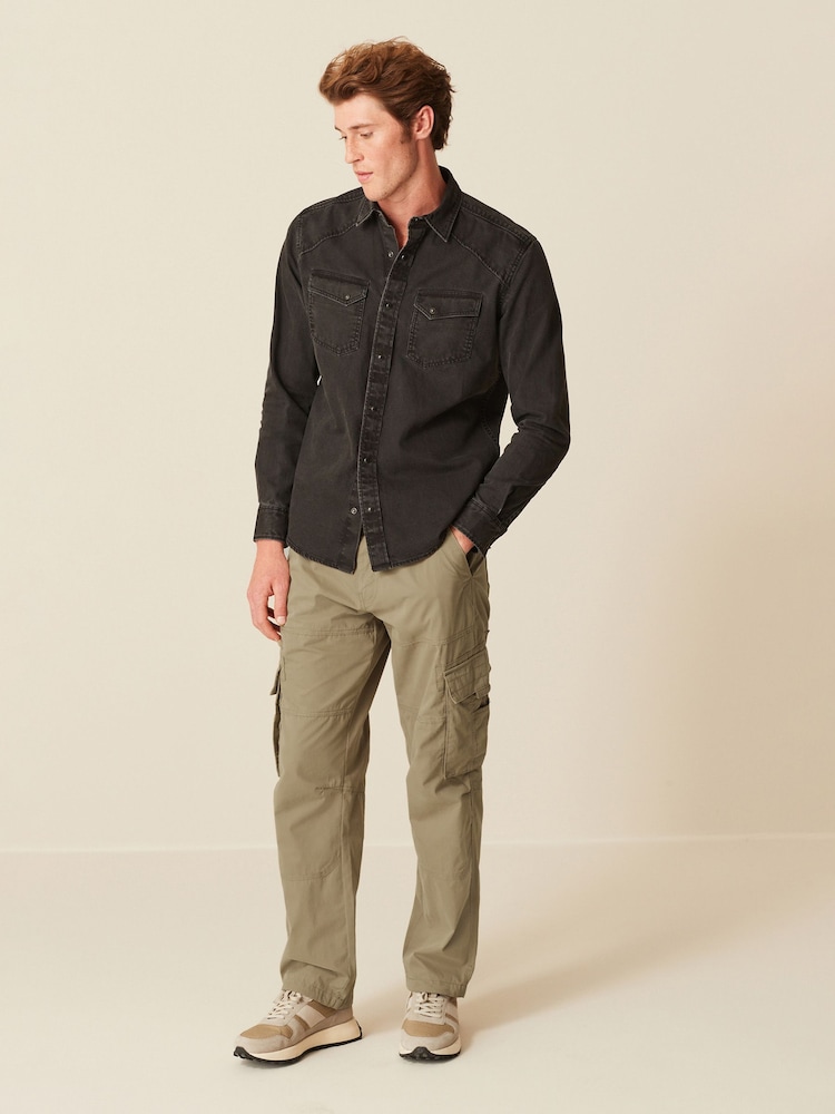 Schwarz - Langärmliges Jeanshemd mit zwei Taschen - Bild 2 von 9 Schwarz - Langärmliges Jeanshemd mit zwei Taschen - Bild 2 von 9