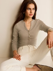 بني فاتح - رداء علويHenley بكم طويل نسيج مضلع بأزرار - صورة 2 من 5