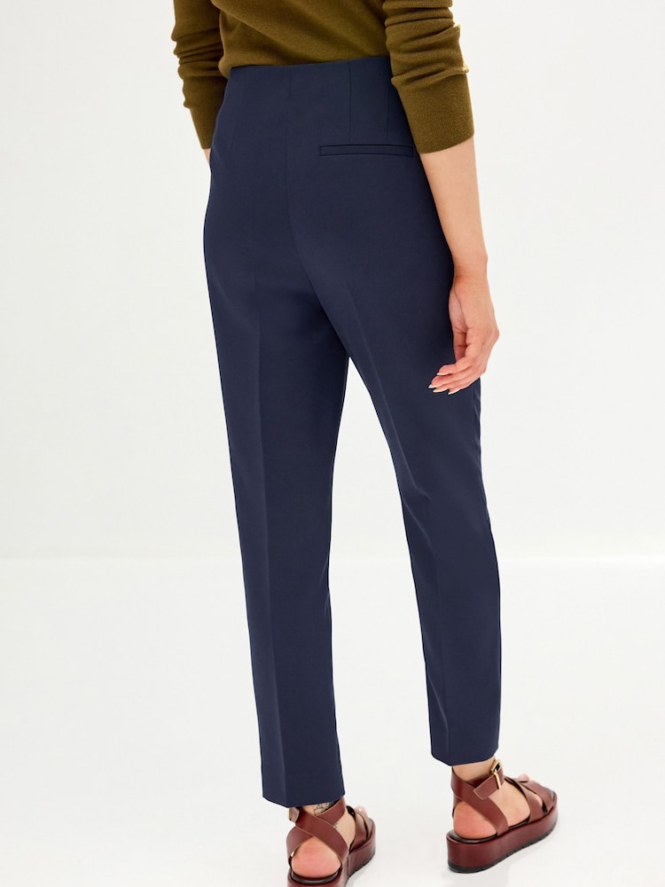 Marineblau - Taillierte, schmal zulaufende Hose mit Knopfleiste - Bild 1 von 6 Marineblau - Taillierte, schmal zulaufende Hose mit Knopfleiste - Bild 1 von 6