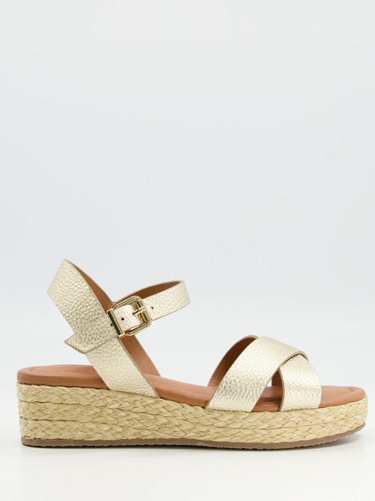 Dorado - Sandalias con plataforma plana de tiras cruzadas Linnie de Dune London - Imagen 2 de 6 Dorado - Sandalias con plataforma plana de tiras cruzadas Linnie de Dune London - Imagen 2 de 6