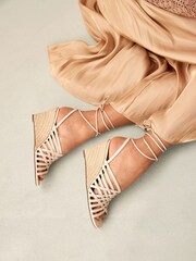 Porzellan/Weiß - Signature Schuhe mit Keilabsatz und Flechtdesign - Bild 1 von 13